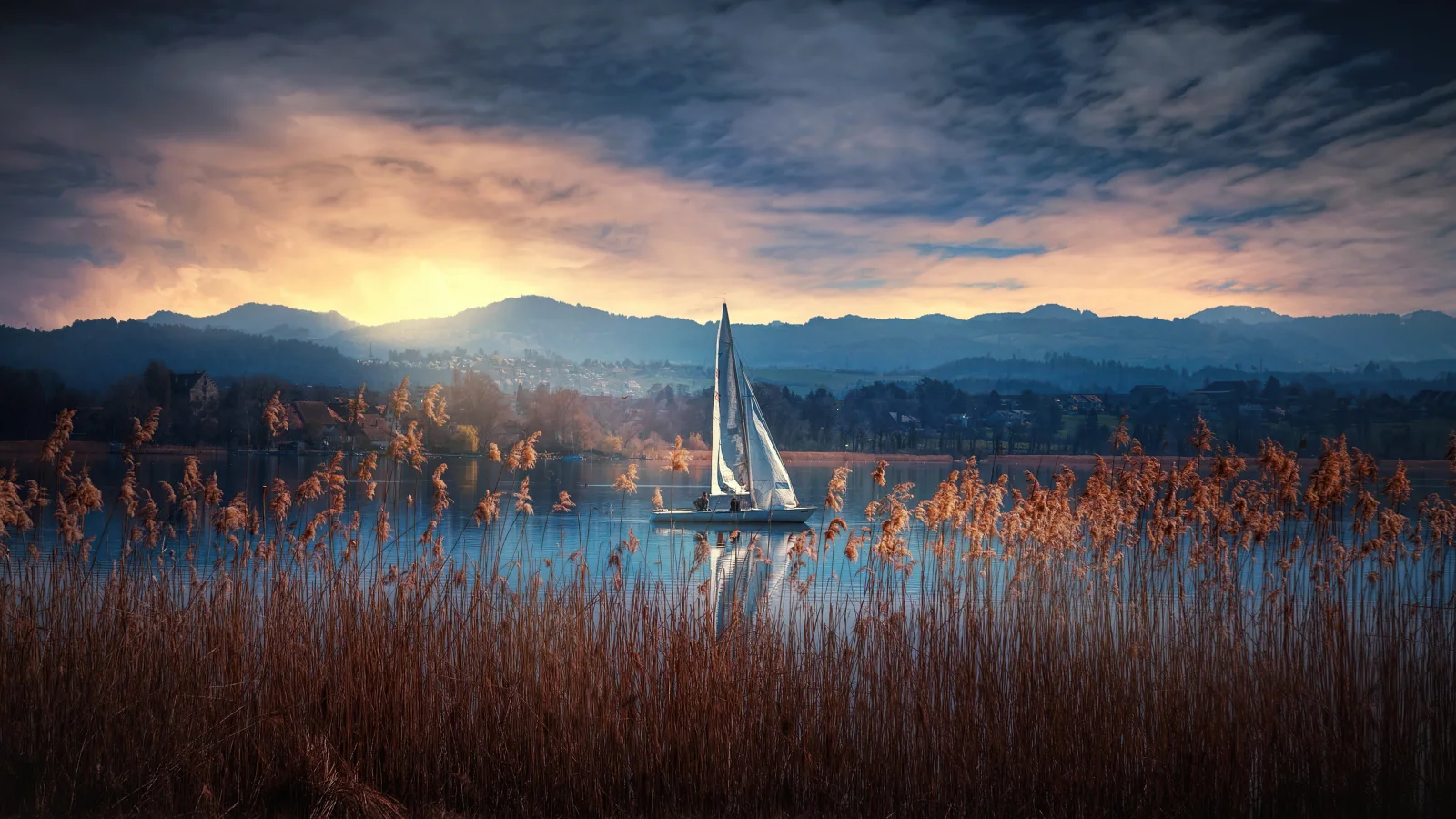 Boot am See bei Sonnenuntergang