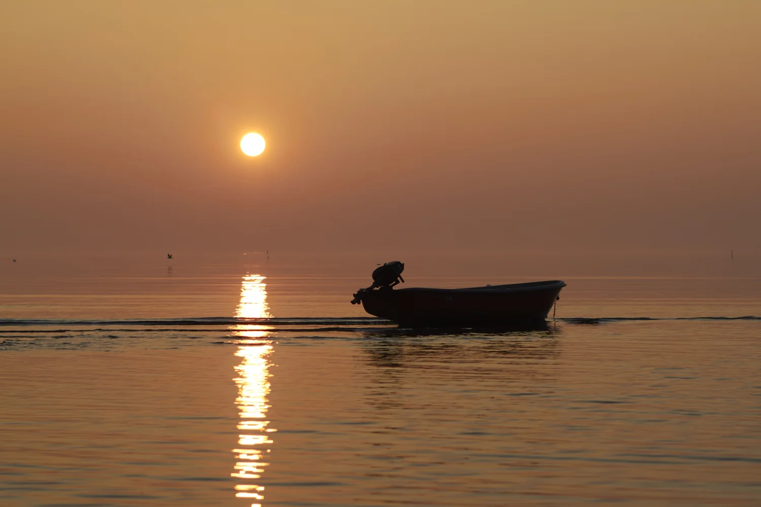 Boot im Meer bei Sonnenuntergang Sonne