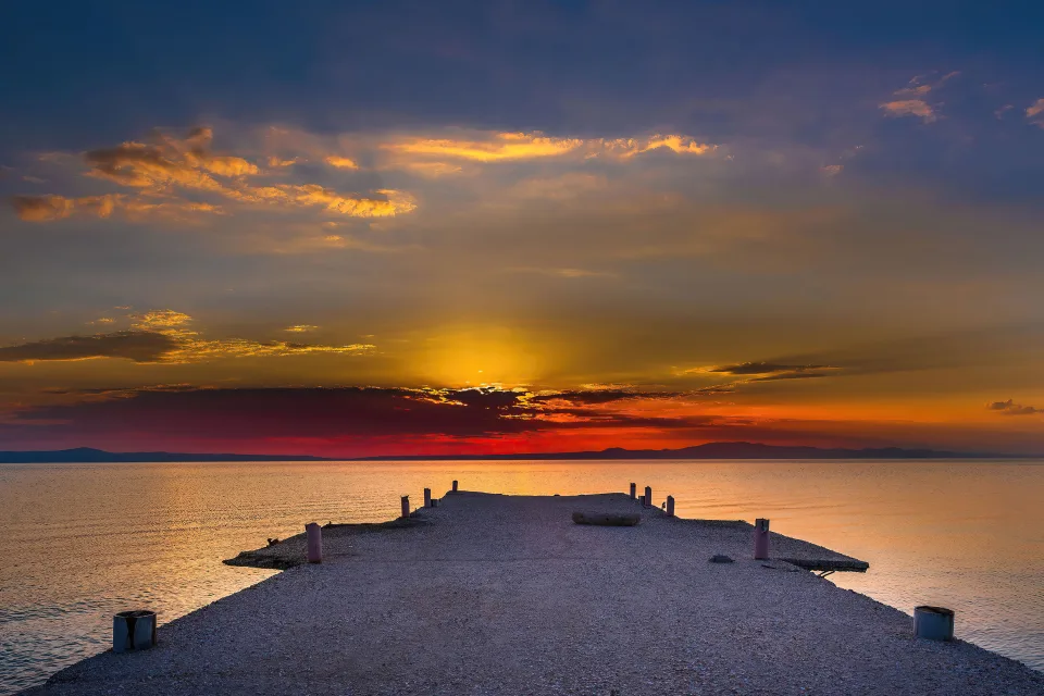 Brücke bei Meeres Bucht bei Sonnenuntergang