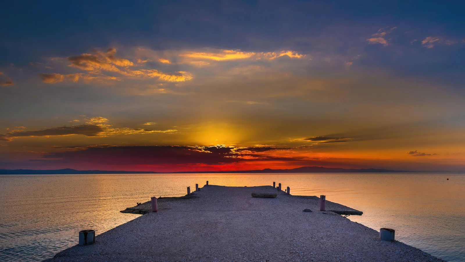 Brücke bei Meeres Bucht bei Sonnenuntergang