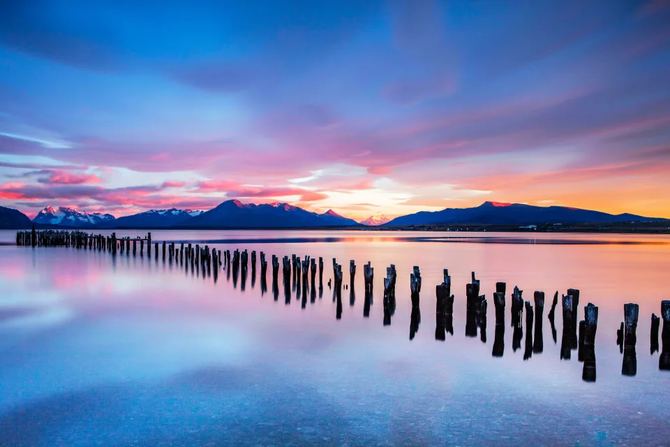 Brücke im Wasser bei Sonnenuntergang