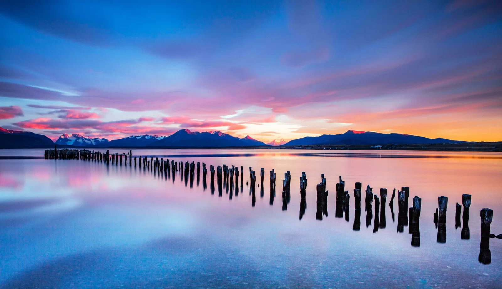 Brücke im Wasser bei Sonnenuntergang