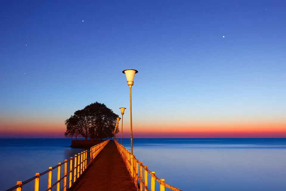 Brücke in im Meer bei Sonnenuntergang