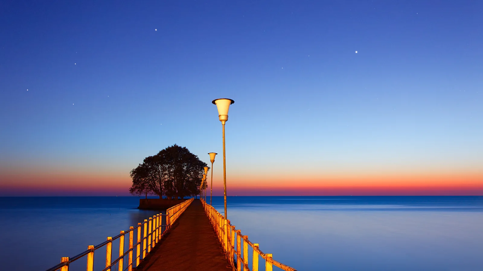 Brücke in im Meer bei Sonnenuntergang