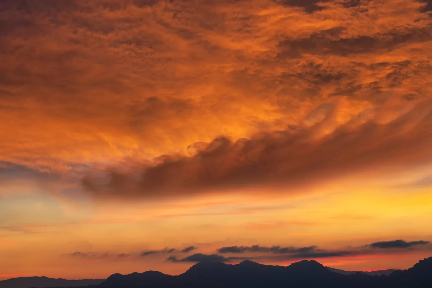 Dichte Wolken Farben bei Sonnenuntergang