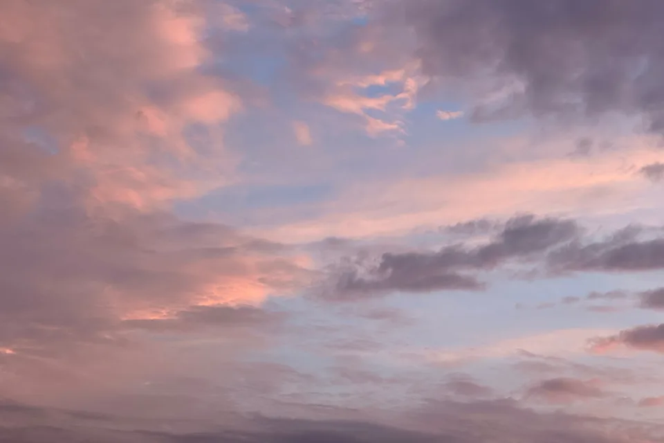 Graue Wolken in rosa Himmel bei Sonnenaufgang
