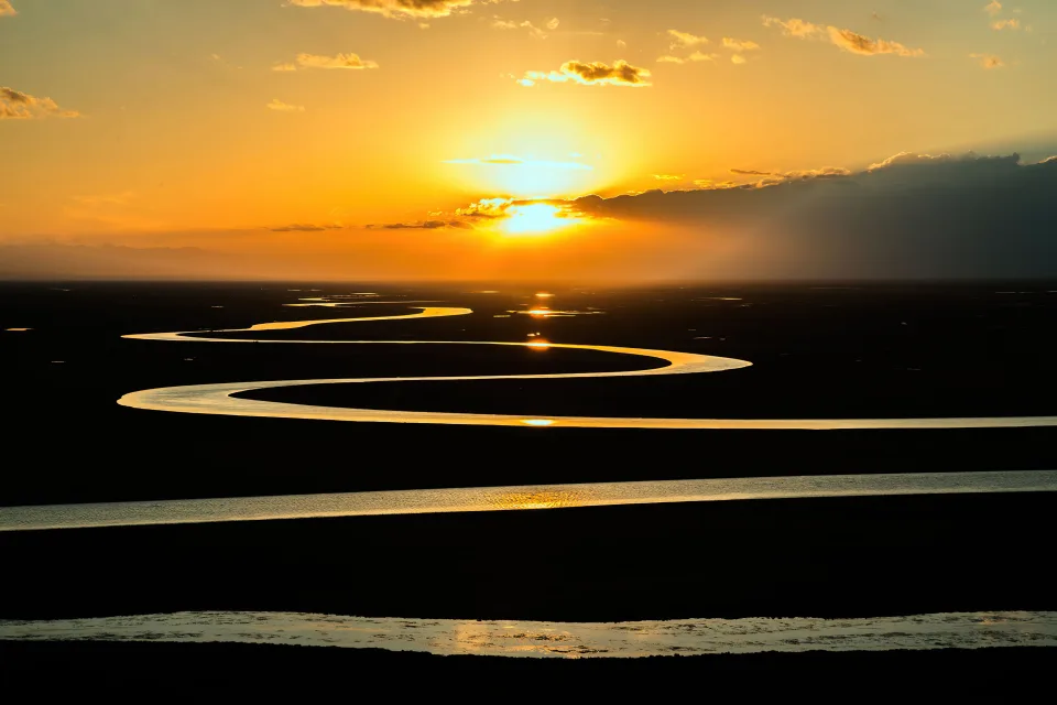 Kurvenreiche Fluss im Sonnenlicht bei Sonnenuntergang