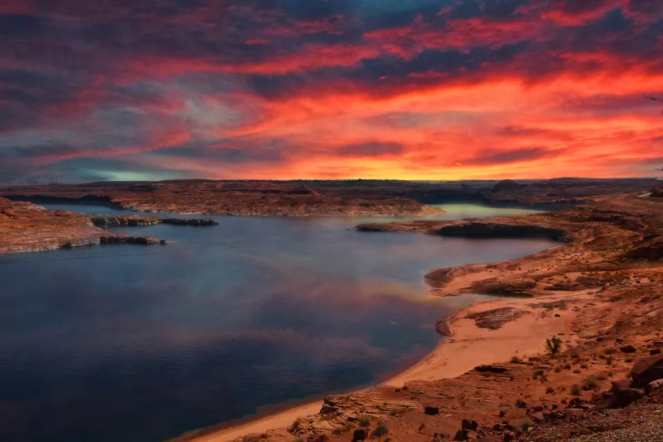 Roter Sonnenuntergang in Himmel über Fluss