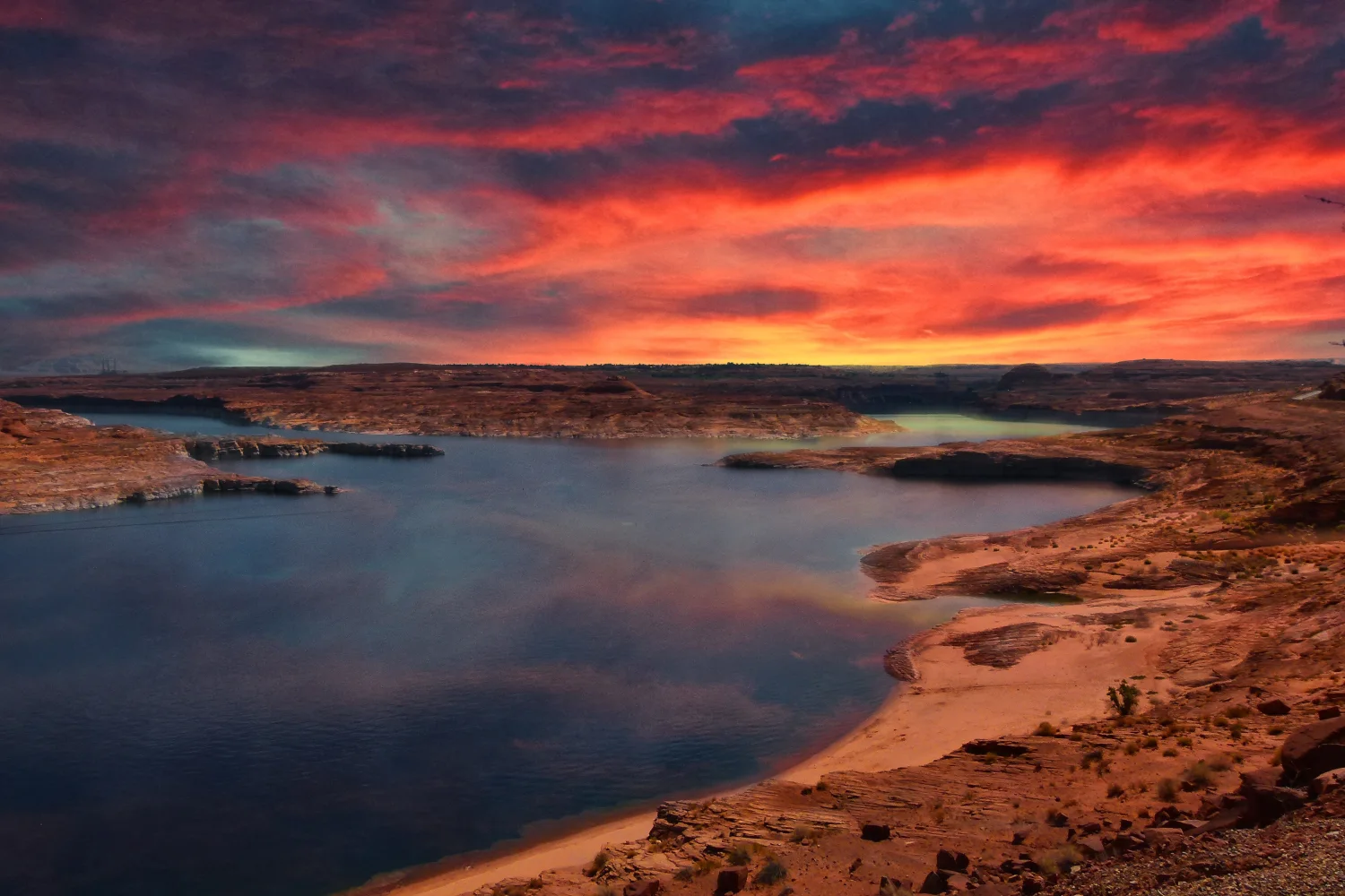 Roter Sonnenuntergang in Himmel über Fluss