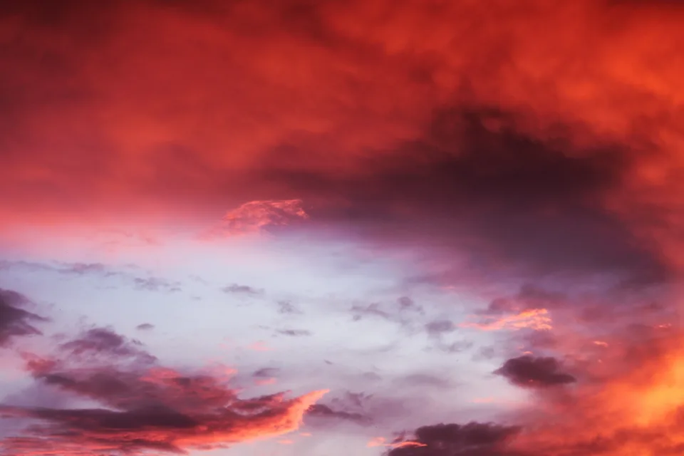Schöne rosa Wolken in Himmel