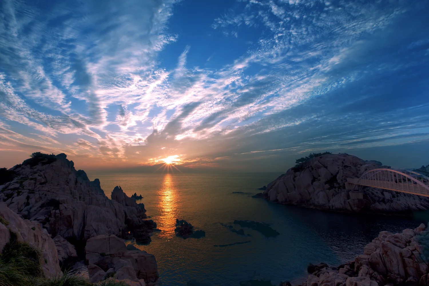 Schöner Blick auf Sonnenuntergang über dem Meer