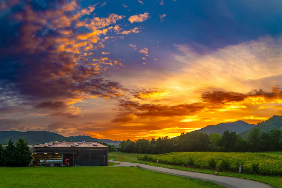 Schöner Sonnenuntergang Sonne über Berge bei Straße