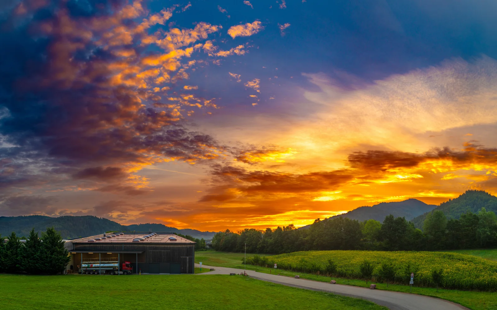 Schöner Sonnenuntergang Sonne über Berge bei Straße
