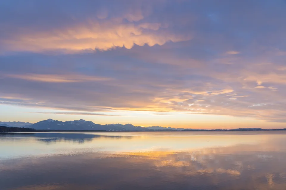 Schöner Sonnenaufgang über See in Himmel im Sommer