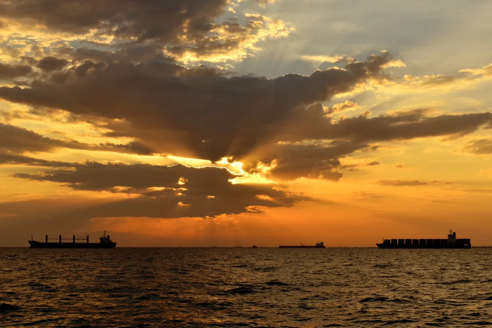 Schöner Sonnenuntergang Sonne in den Wolken über dem Meer