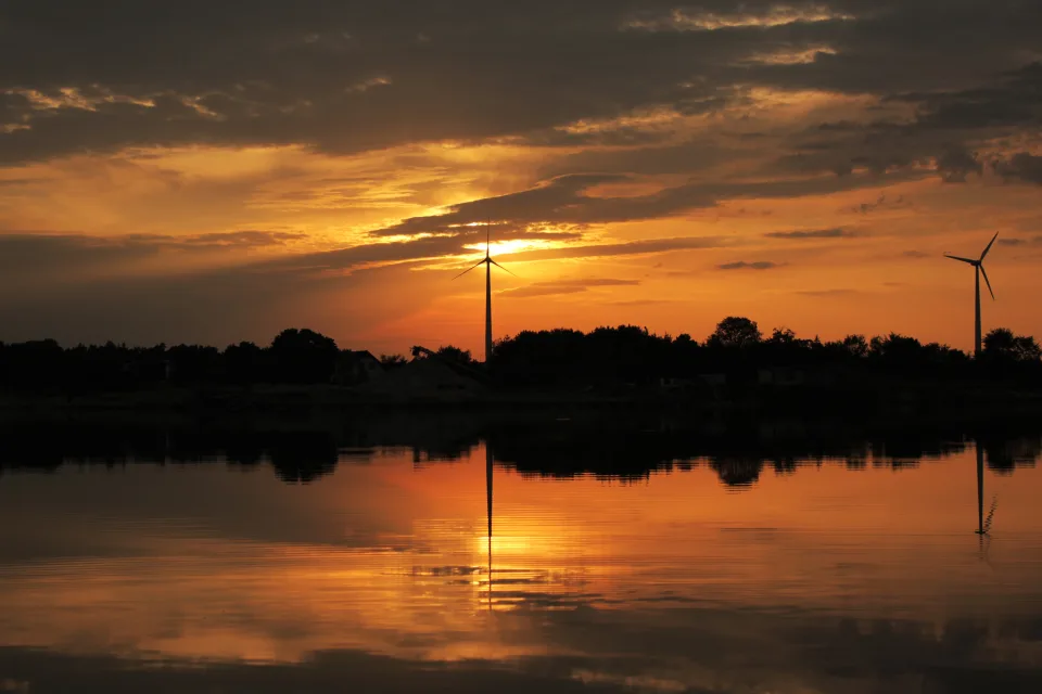 Schöner Sonnenuntergang Sonne spiegelt sich im See