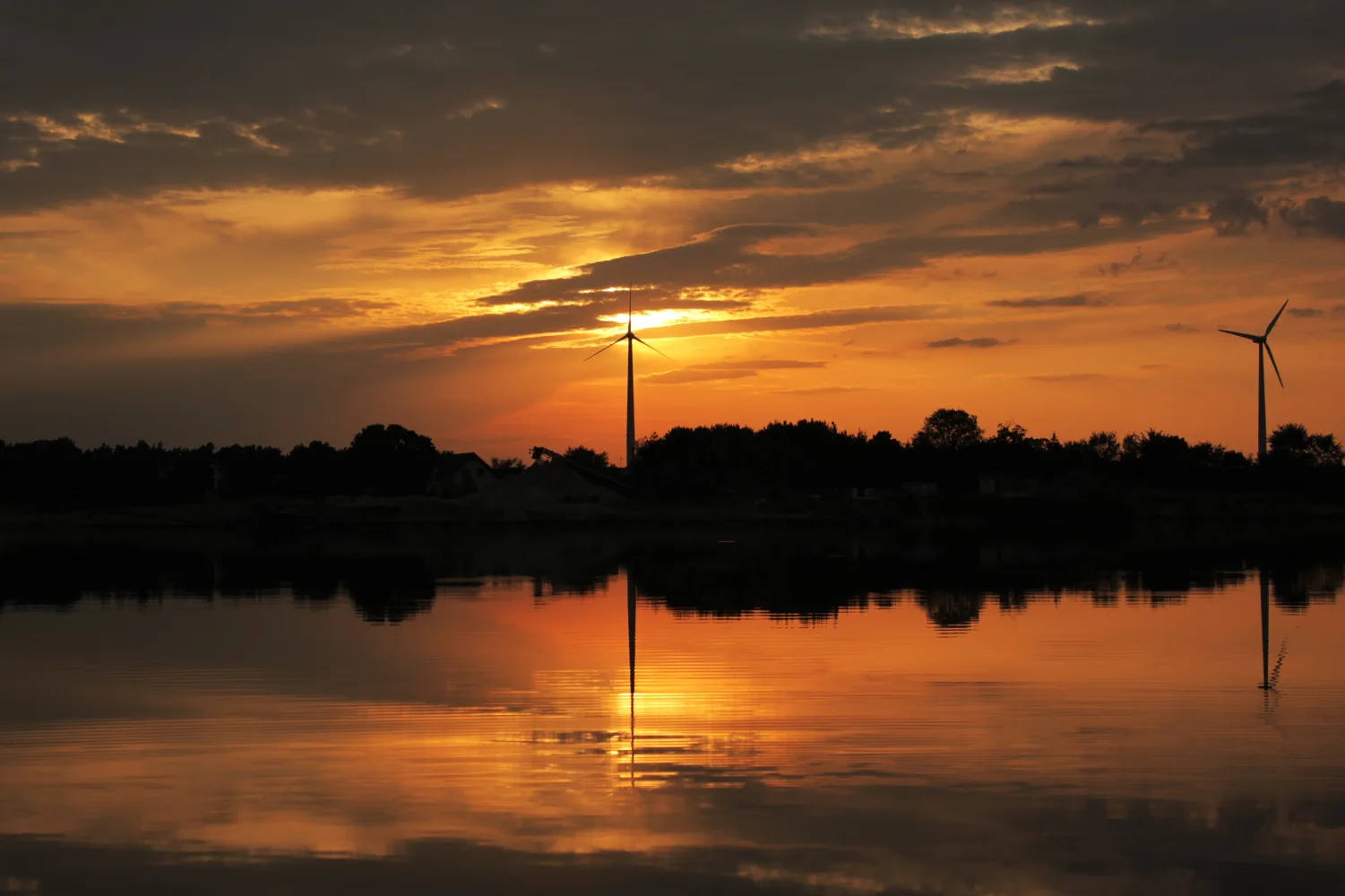 Schöner Sonnenuntergang Sonne spiegelt sich im See