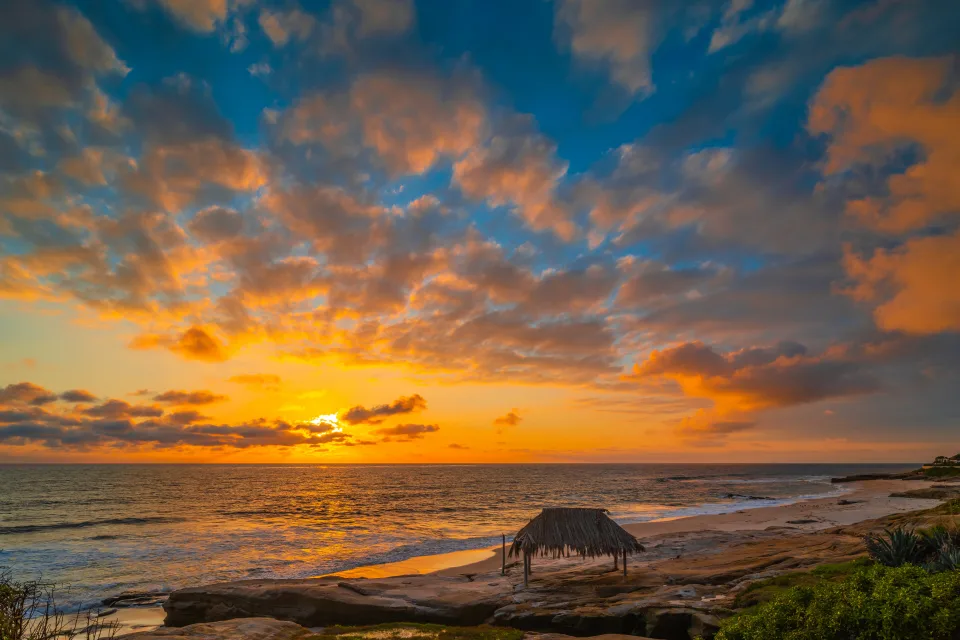 Schöner Sonnenuntergang Sonne über ruhigem Meer