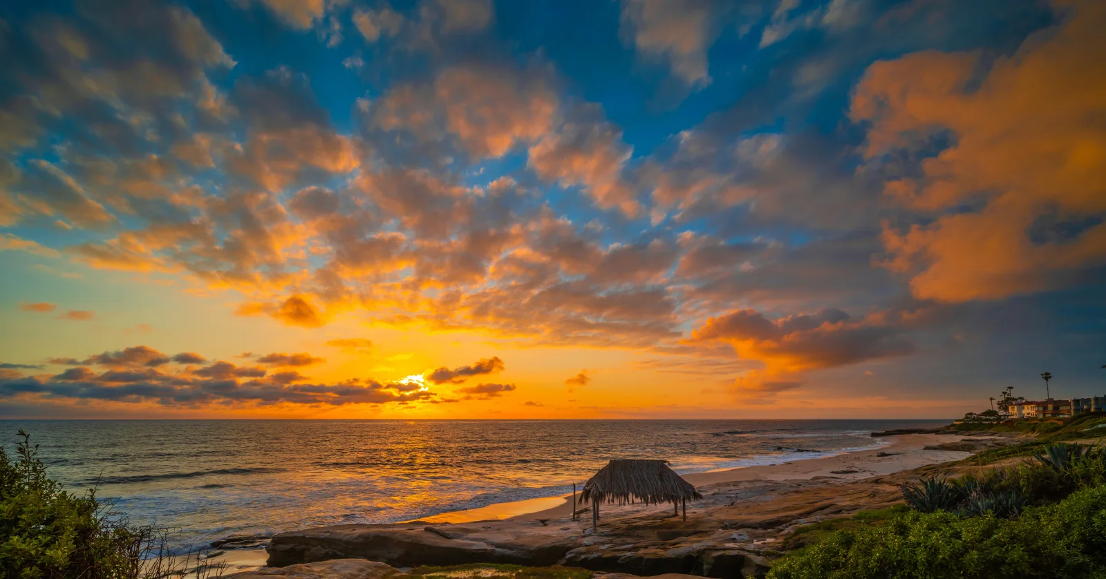 Schöner Sonnenuntergang Sonne über ruhigem Meer