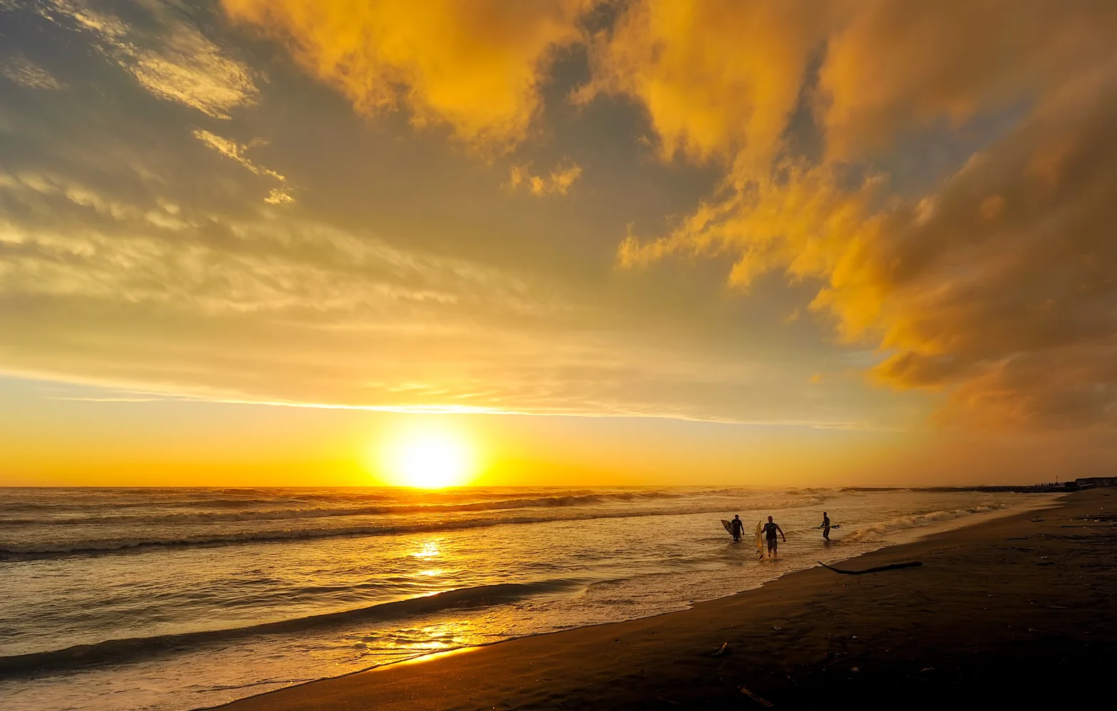Schöner Sonnenuntergang auf Horizont am Meer