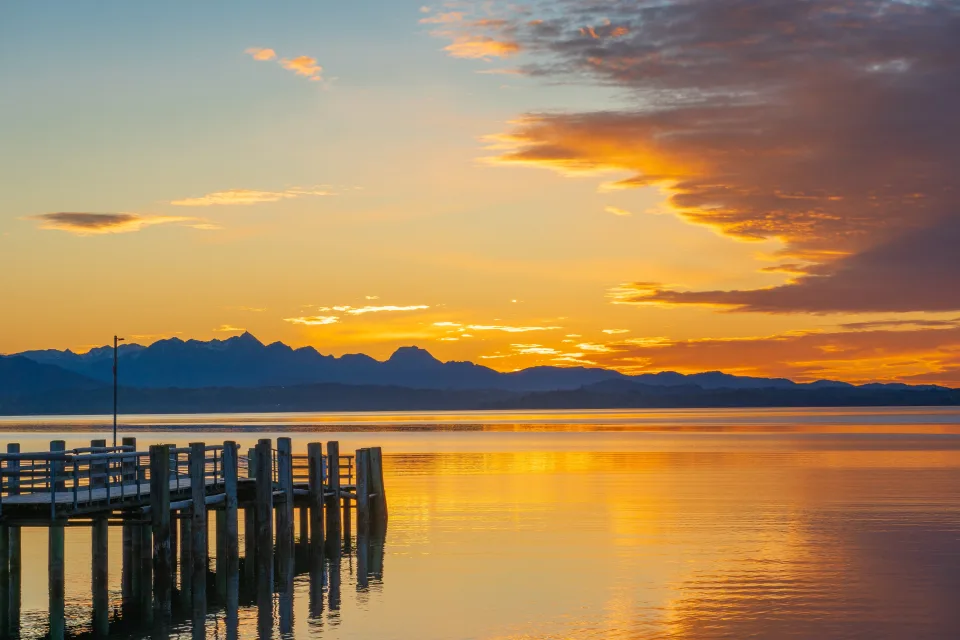 Schöner Sonnenuntergang in Himmel über stillen Wasser See