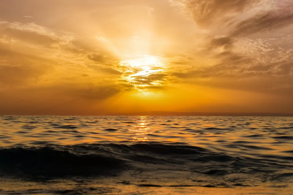 Schöner Sonnenuntergang über Meer