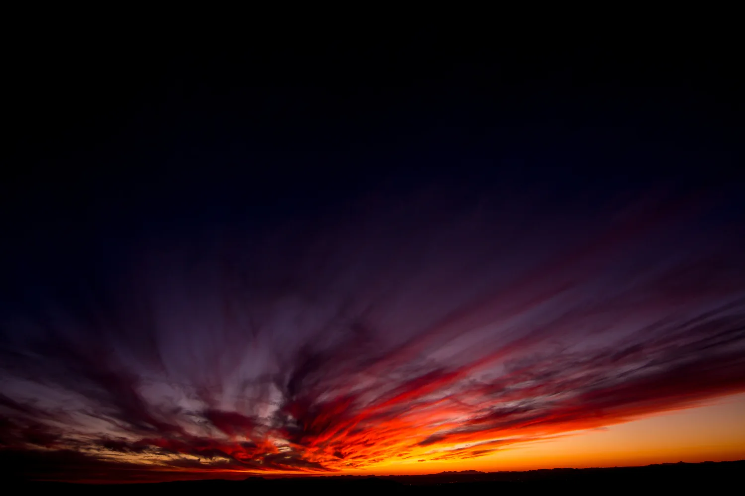 Schöner roter Sonnenuntergang in dunklem Himmel