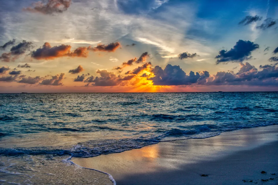 Schöner sommerlicher Sonnenuntergang Sonne über ruhigem Meer