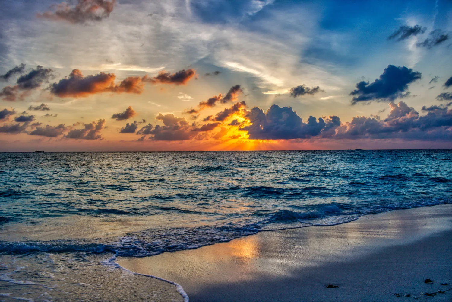 Schöner sommerlicher Sonnenuntergang Sonne über ruhigem Meer