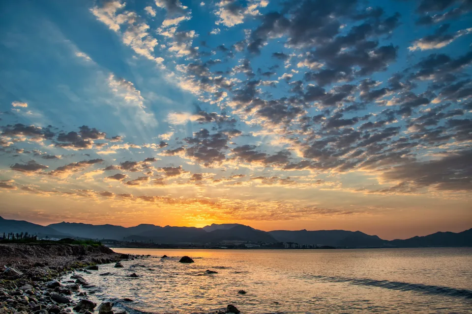 Sonnenaufgang Sonne hinter Berg am See