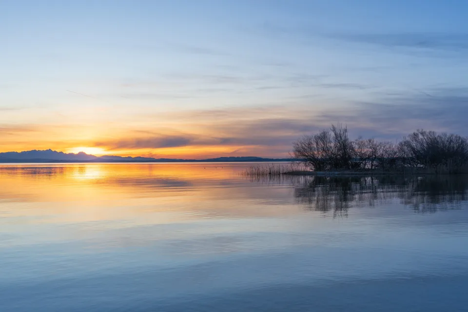 Sonnenaufgang über stillen See im Sommer