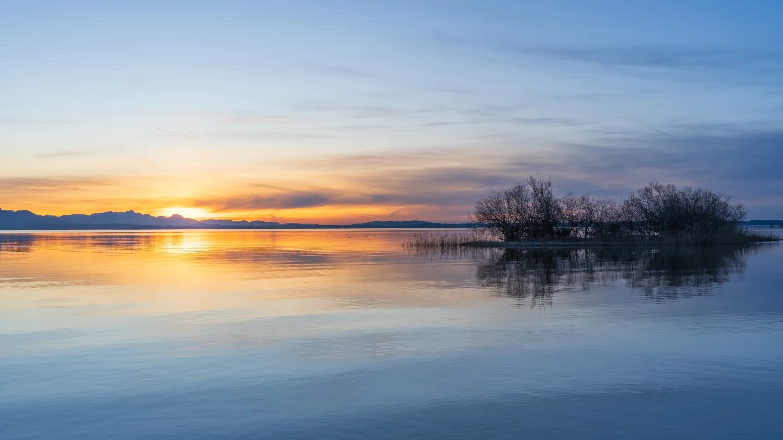 Sonnenaufgang über stillen See im Sommer