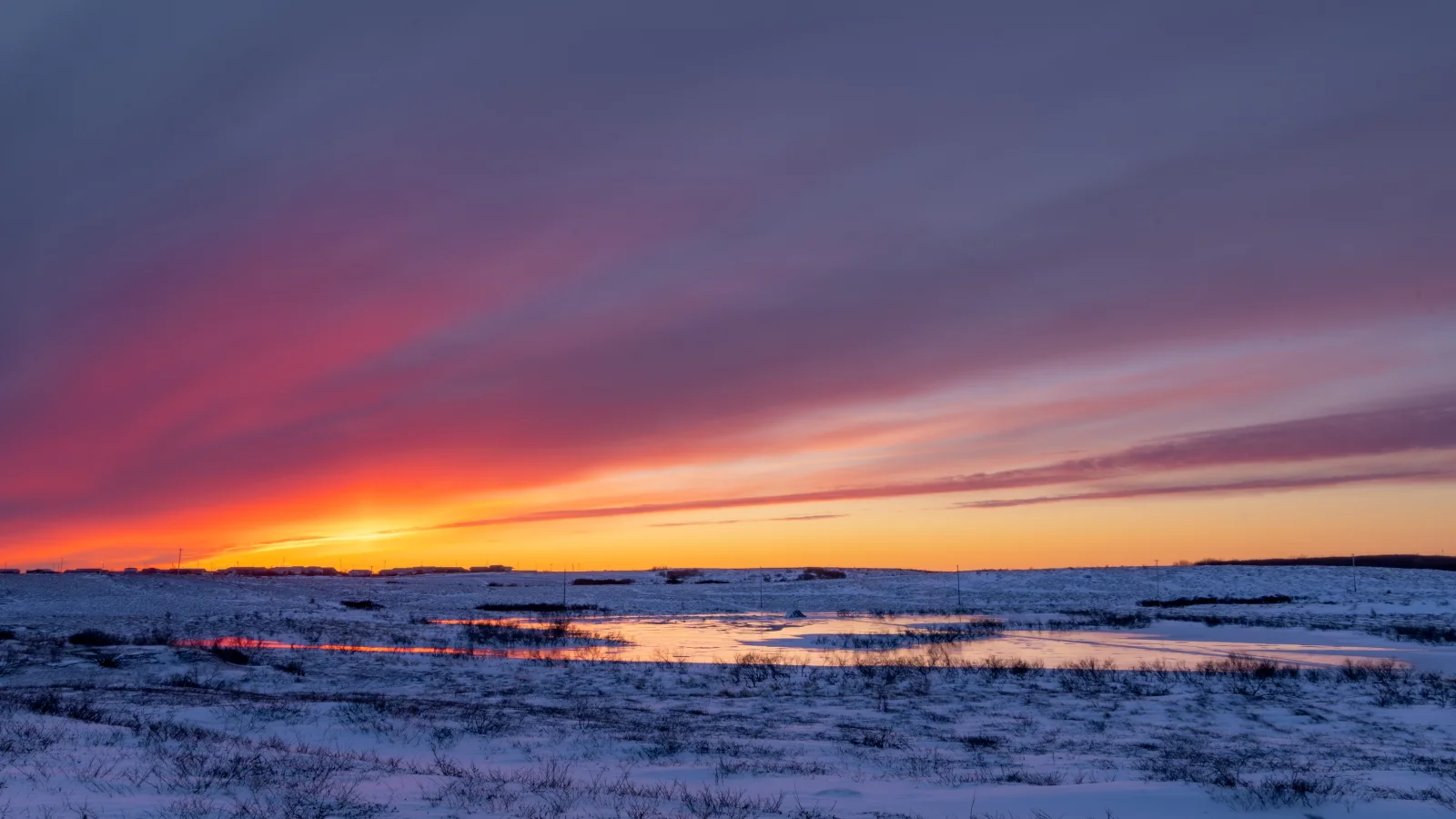 Sonnenuntergang Sonne über bedecktem Schnee