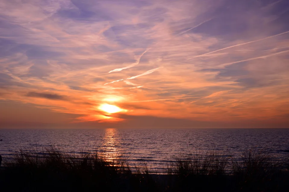 Sonnenuntergang Sonne über ruhigem See im Sommer
