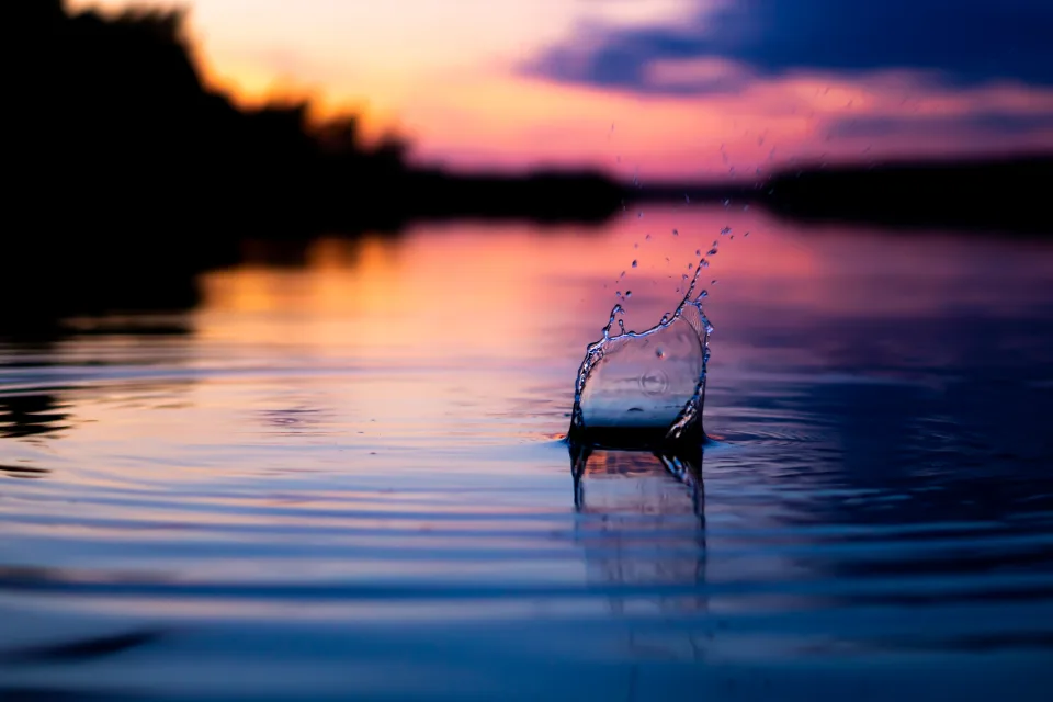 Spritzer auf Wasser Fluss bei Sonnenuntergang