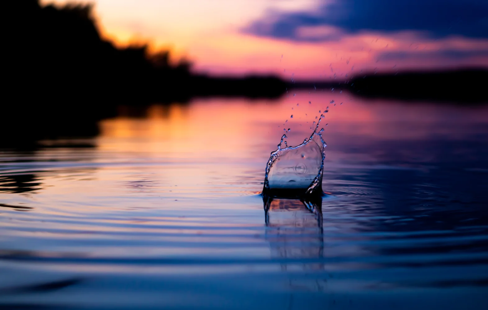 Spritzer auf Wasser Fluss bei Sonnenuntergang