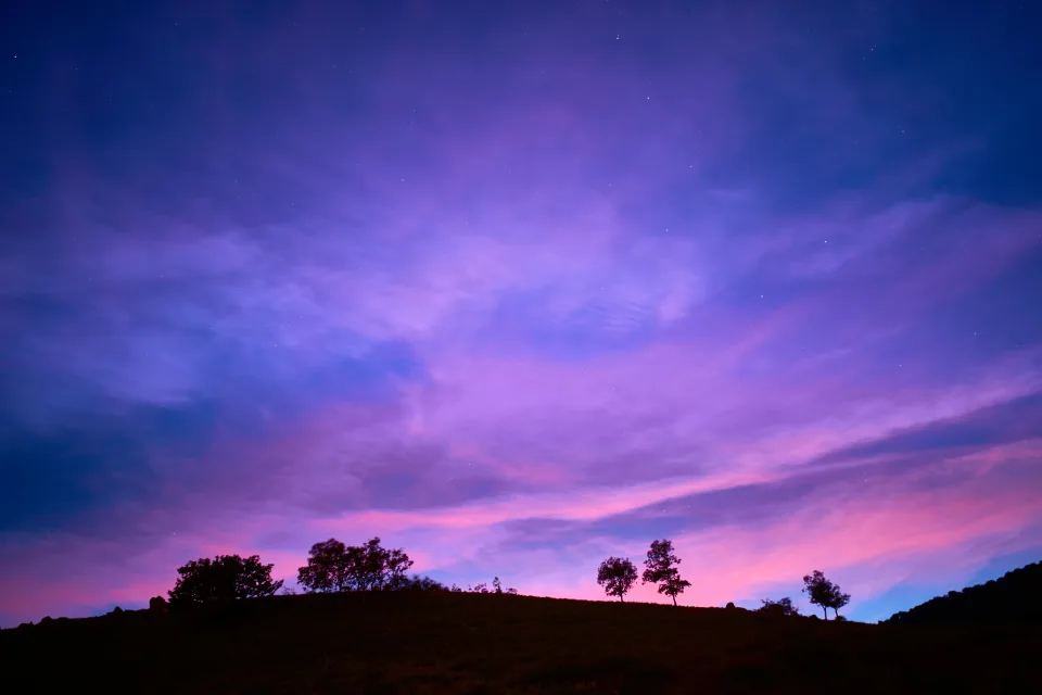 Violetter Sonnenuntergang in Himmel in der Dämmerung