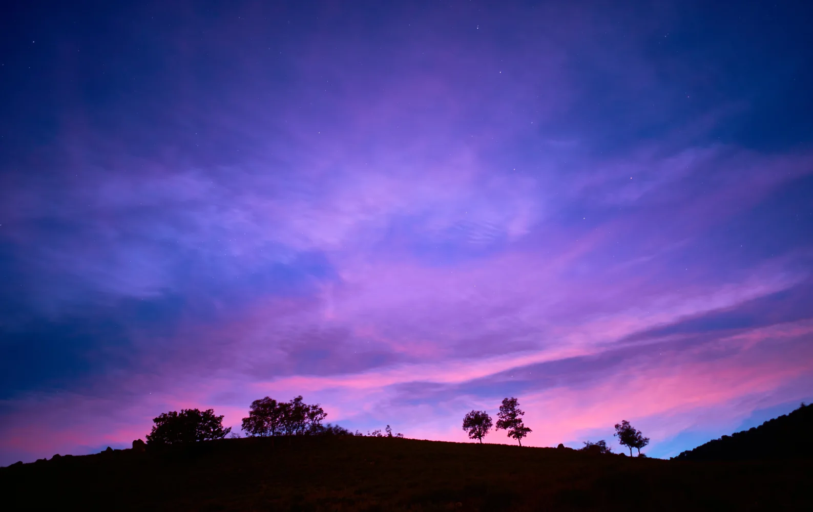 Violetter Sonnenuntergang in Himmel in der Dämmerung