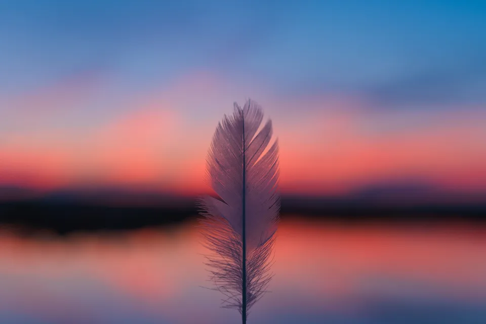 Weißes vor rotem Himmel bei Sonnenuntergang