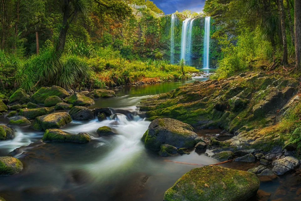 Blick auf Wasserfall und Berg Fluss