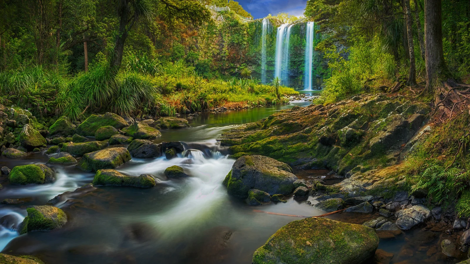 Blick auf Wasserfall und Berg Fluss