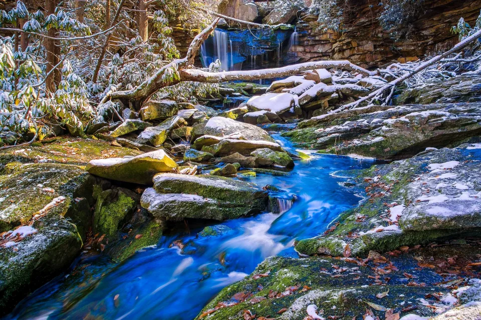 Erster Schnee Bedeckte Felsen bei Wald Baches