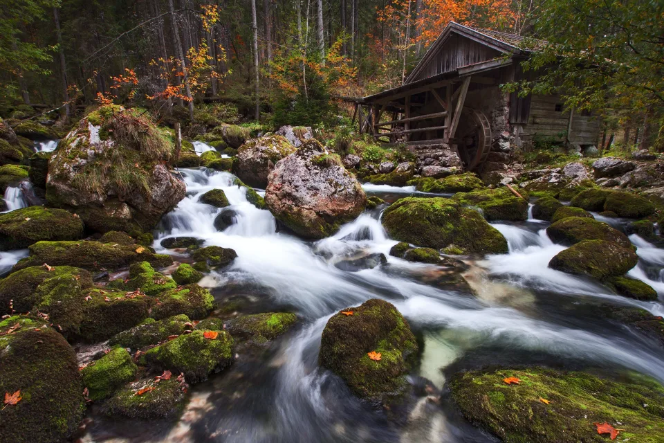 Große Kalte Felsen im Wasser Waldwasserfalls