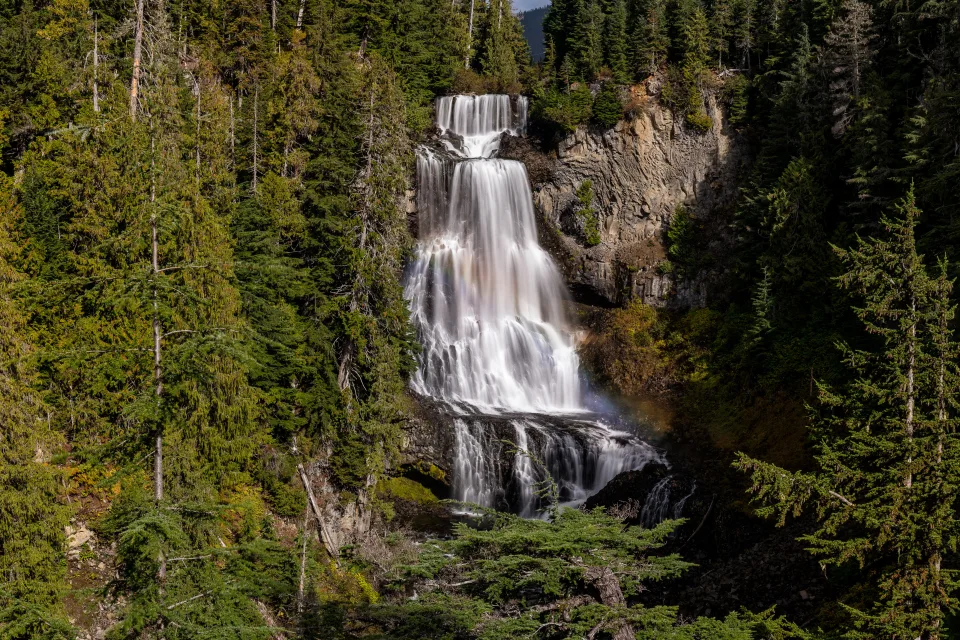 Großer Wasserfall Alexander fließt entlang Felsen im Wald