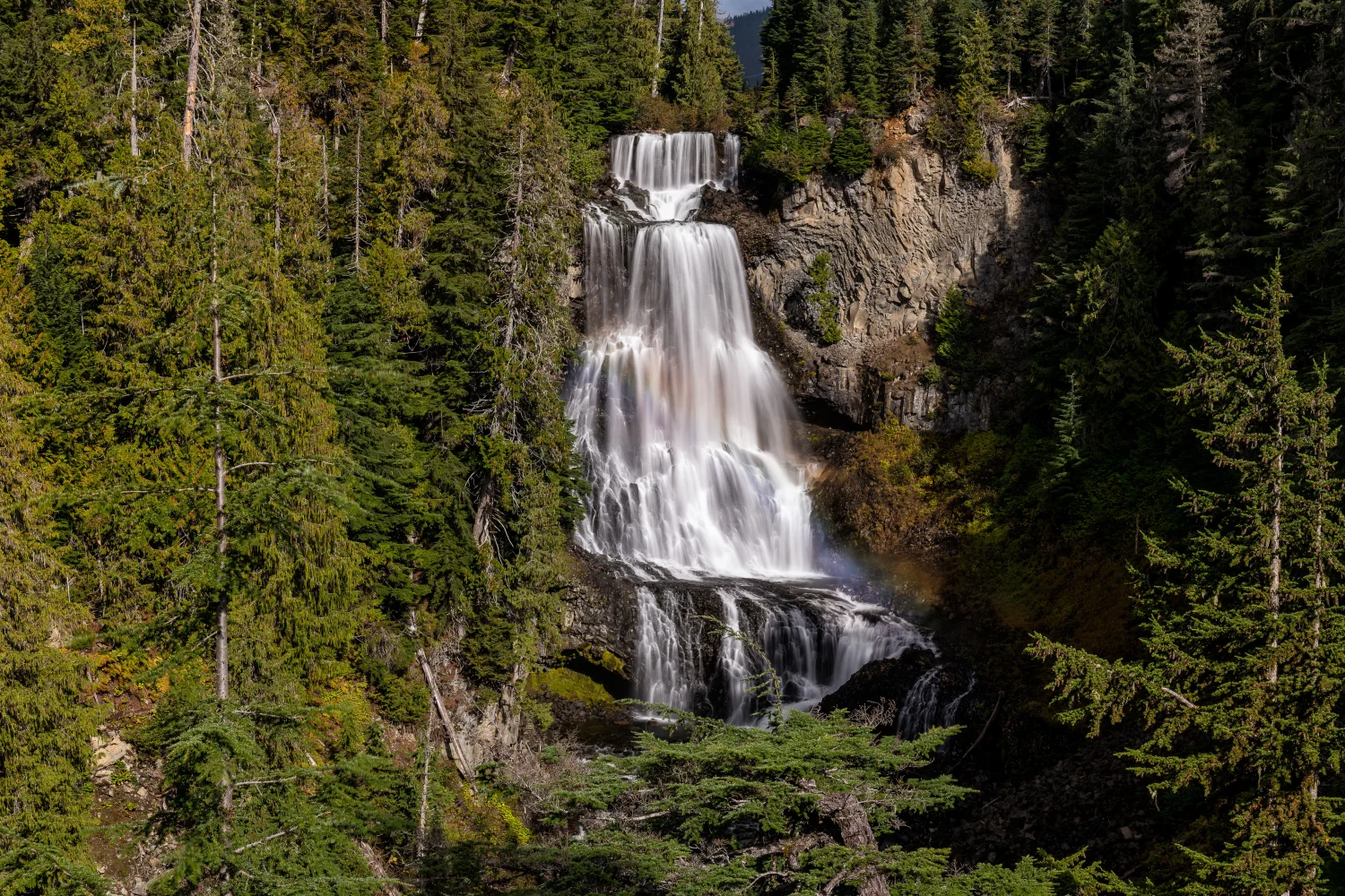 Großer Wasserfall Alexander fließt entlang Felsen im Wald
