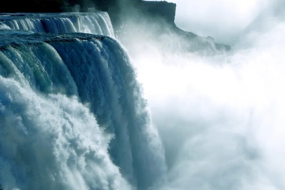 Tobender Niagara Wasserfall fließt mit Berg