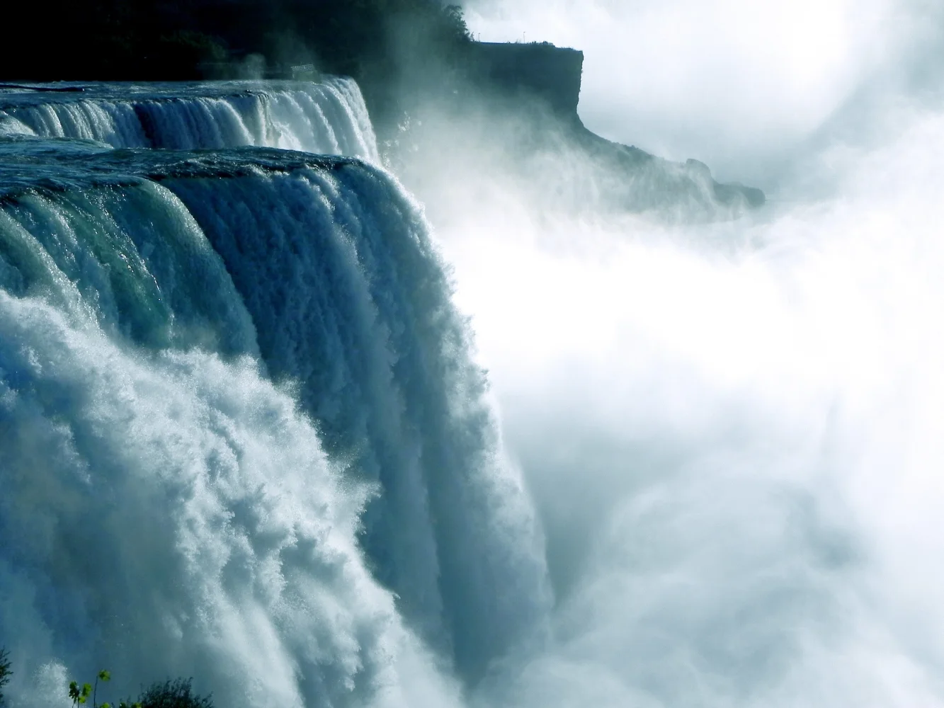 Tobender Niagara Wasserfall fließt mit Berg