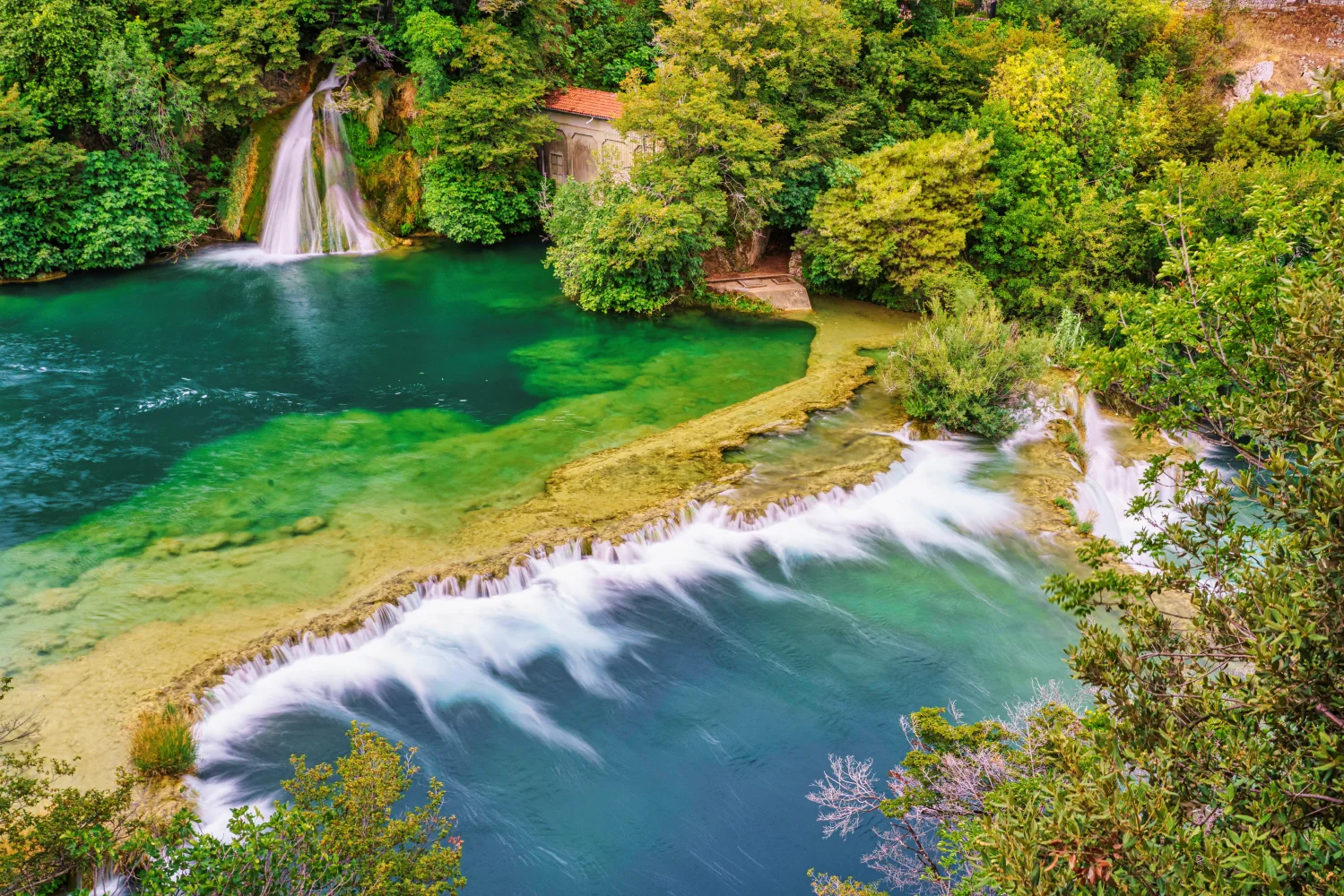 Hellblaues Wasser Berg See Mündet im Wasserfall