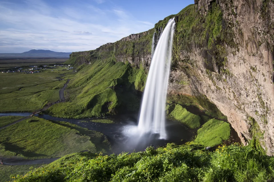 Schneller Wasserfall Seljalandsfoss fließt mit Felsen, Island