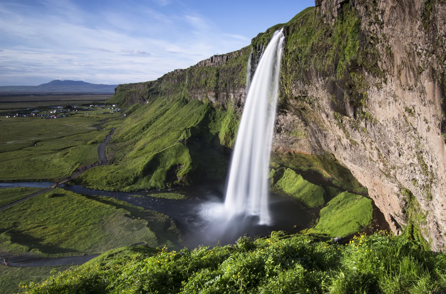Schneller Wasserfall Seljalandsfoss fließt mit Felsen, Island